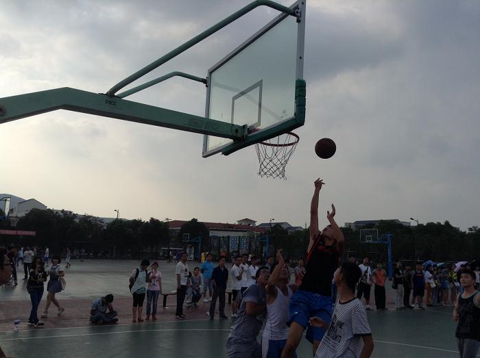【理学院】张扬青春风采，以球促进交流——理学院新老生篮球赛顺利举行