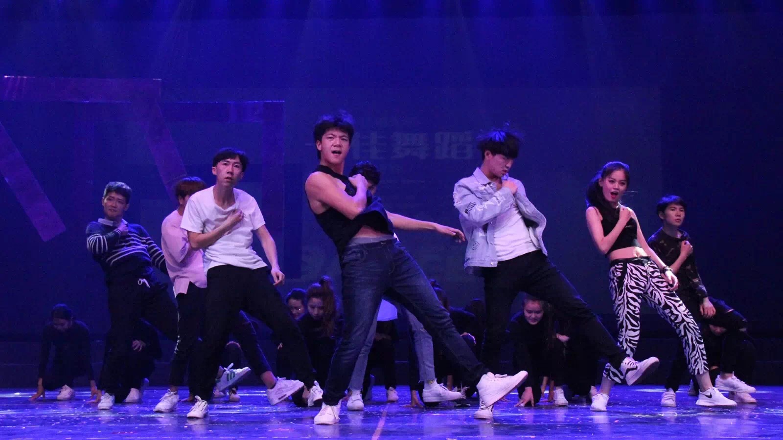 青春活力的舞蹈图片