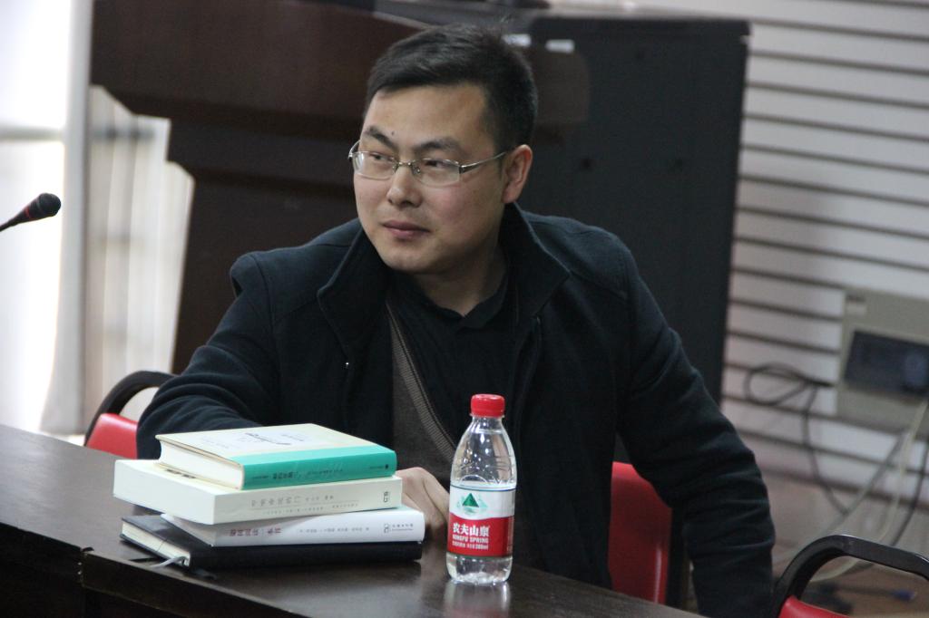 【化工学院】阅读有态度，等一个人书籍 ——记化工学院“亲近书香”主题活动之“化说”第一期