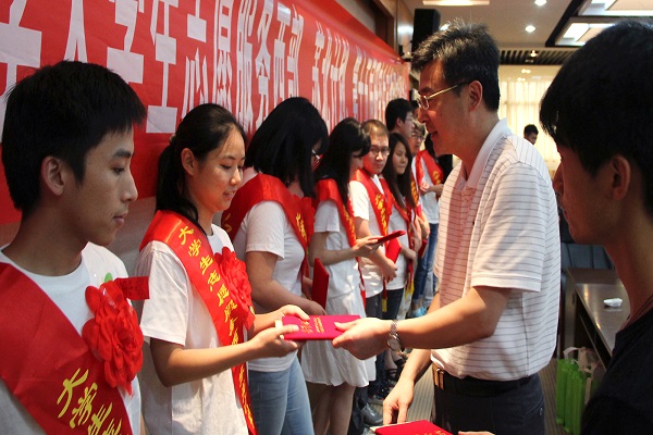 我校举行2013年大学生志愿服务西部、苏北计划、第十五届研究生支教团成员欢送会
