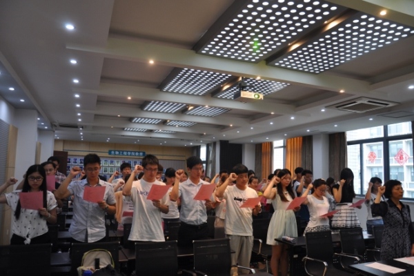 【生工学院】生物工程学院举行庆祝建党94周年新党员宣誓仪式暨“三严三实”专题教育