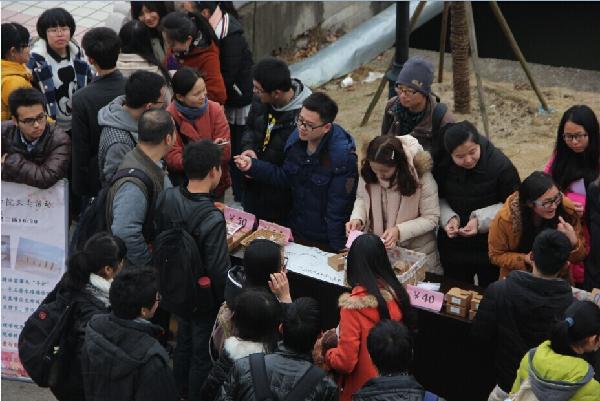 【化工学院】爱心传递真情，馨香长存心中       ——记化工学院爱心义卖活动