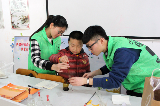 【化工学院】化学知识进社区，生活常识慧少年 ——记化工学院青少年化学实验科普行