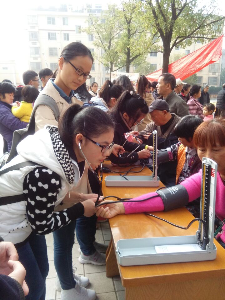 【医学院】关爱生命 健康相伴 ——我院实践部高血压知识进社区活动圆满开展