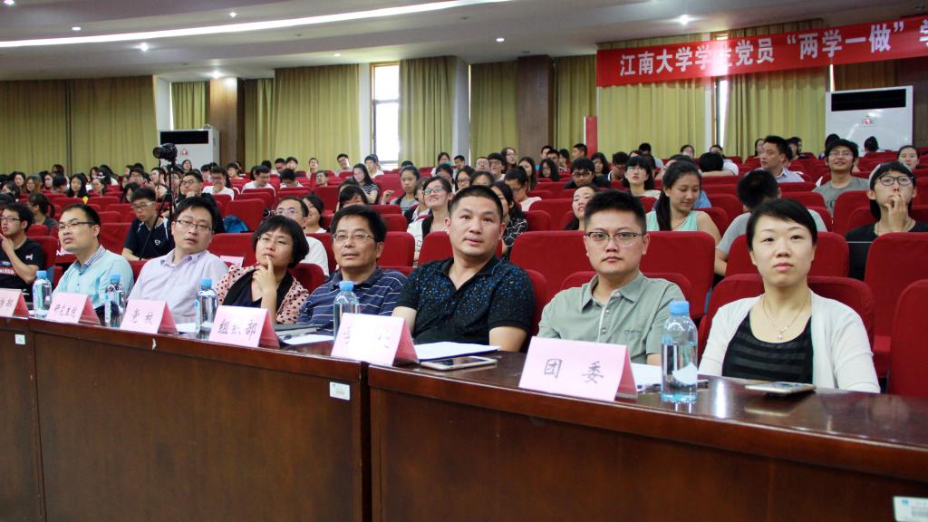  我校举行大学生党员“两学一做”学习教育知识竞赛活动