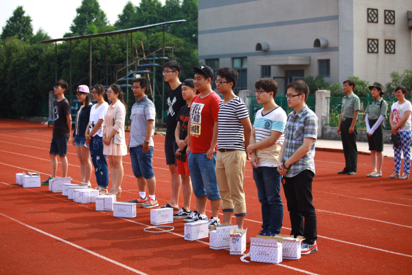 【物联网学院】骄阳似火炼身躯，学生组织送清凉