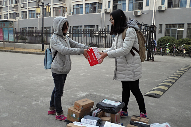 【化工学院】服务江大师生，弘扬助人精神 ——记化工学院校园“免费代取快递”活动