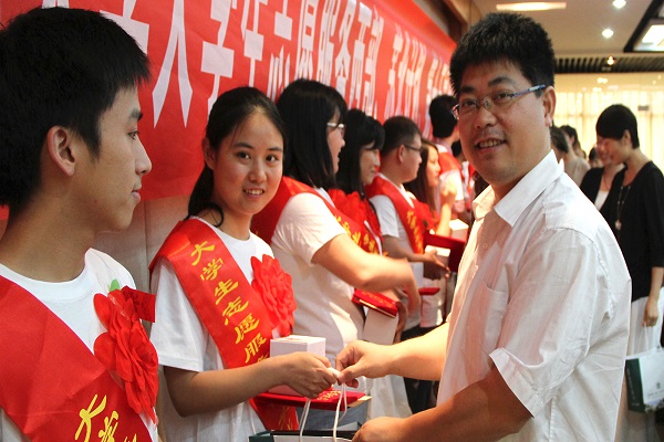 我校举行2013年大学生志愿服务西部、苏北计划、第十五届研究生支教团成员欢送会