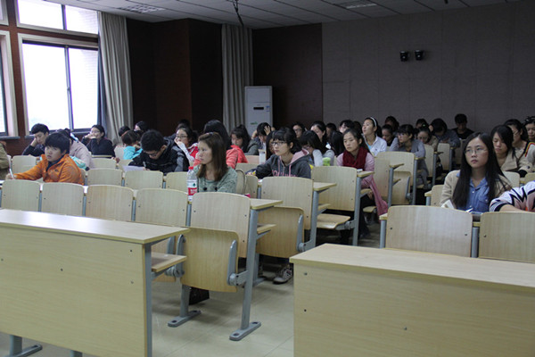 【人文学院】直面道德挑战 展现党员风采——人文学院大学生学术道德建设与读书治学讲座成功举行