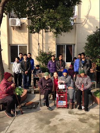 【物联网学院】给老人带去“春天”——物联网工程学院开展“雷锋月”主题活动