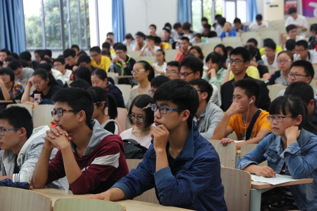 【化工学院】李宗元老师走进化工学院新生转型教育讲堂