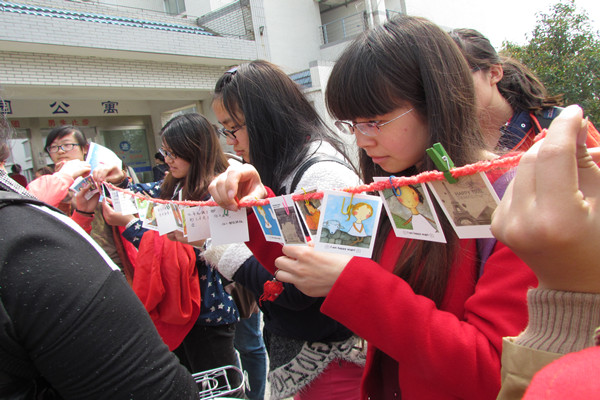 【人文学院】学习雷锋好榜样，弘扬校园正能量——人文学院分团委志愿服务部“能量卡片”传递活动顺利举行