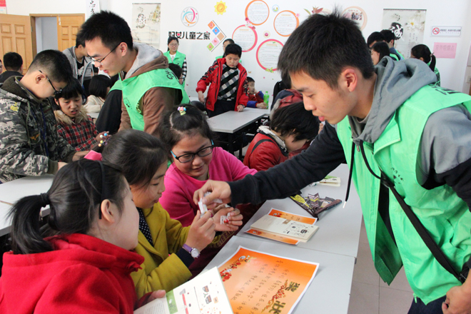 【化工学院】化学知识进社区，生活常识慧少年 ——记化工学院青少年化学实验科普行