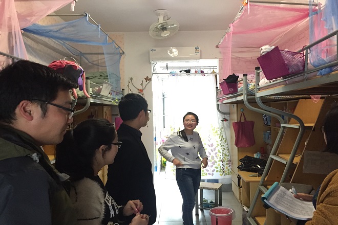 【纺服学院】纺服学院党委副书记带队走访学生宿舍关心学生生活