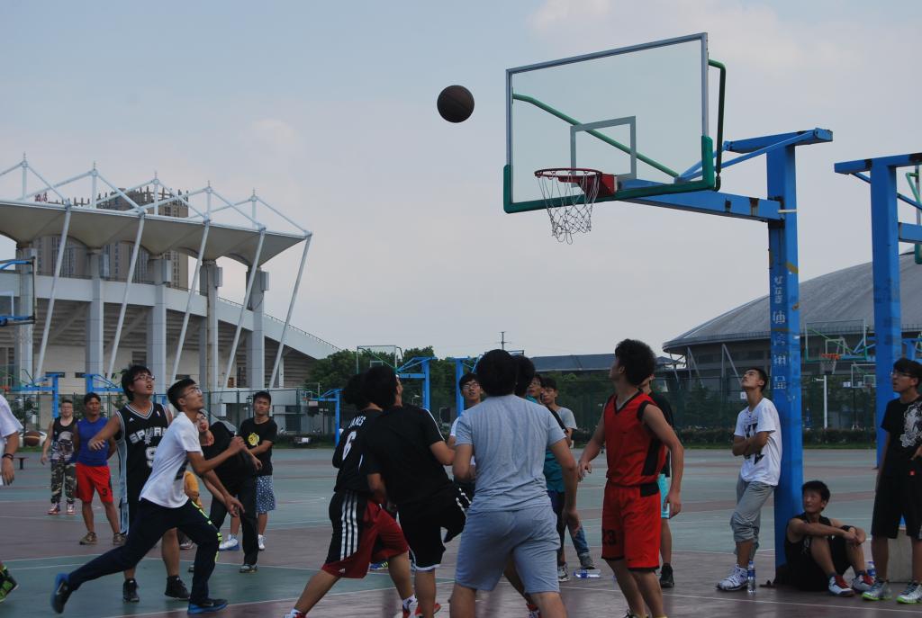 【理学院】战鼓擂，骄阳笑，铿锵步伐声似鼓，队员挥汗水如注 ——理学院新老生篮球赛圆满举行