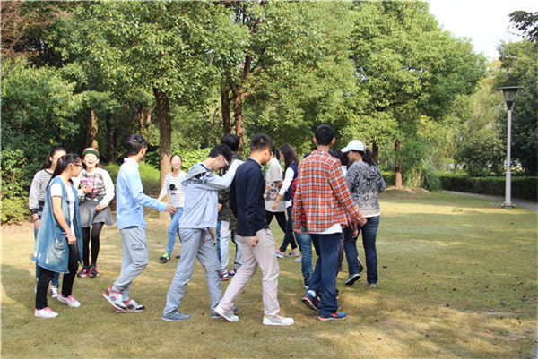 【药学院】团结合作齐素拓，欢声笑语展风采——药学院志愿者素质拓展活动圆满成功