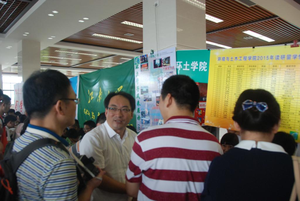 【环土学院】家校共携手，酷暑送温情：关怀致新生——记环土学院2015级新生家长会暨院领导走访慰问活动