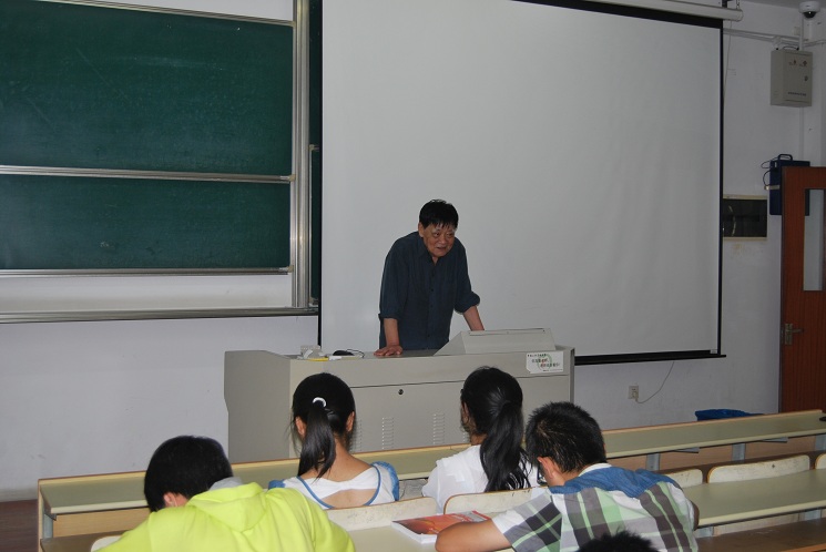 【理学院】理想照亮前进方向，勤勉铺就成才之路——关工委李宗元老师为理学院新生做讲座