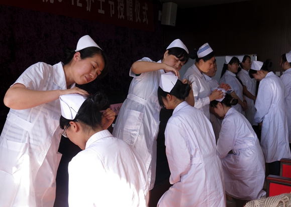 【医学院】誓言铭记心中，真情薪火相传 ——江南大学无锡医学院5·12国际护士节授帽仪式隆重举行 