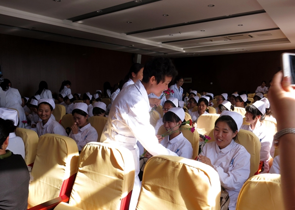 【医学院】誓言铭记心中，真情薪火相传 ——江南大学无锡医学院5·12国际护士节授帽仪式隆重举行 