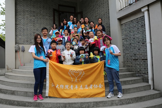 【纺服学院】巧手废品变装饰，绿色环保入我心——记纺院青协荡口古镇“环保”主题志愿服务活动