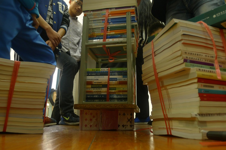 【理学院】纸牌承重，一决高下 ——理学院数理文化节复赛取得圆满成功