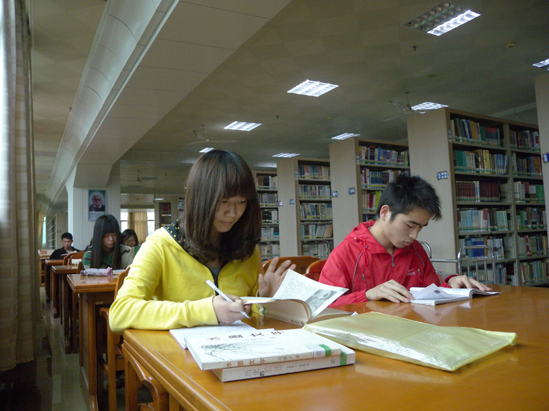【理学院】共品读书文化 构建书香校园——理学院开展“独乐乐，不如理阅悦”读书系列活动