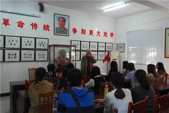 【商学院】聆听英雄事迹，传递红色火炬——商学院金融1301“瞿秋白特称团支部”探望校外辅导员吴成老师