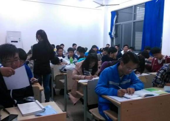 【医学院】稳行医学路   推促笃实风——护理1401关于“在校大学生不良生活习惯”问卷调查及主题班会  