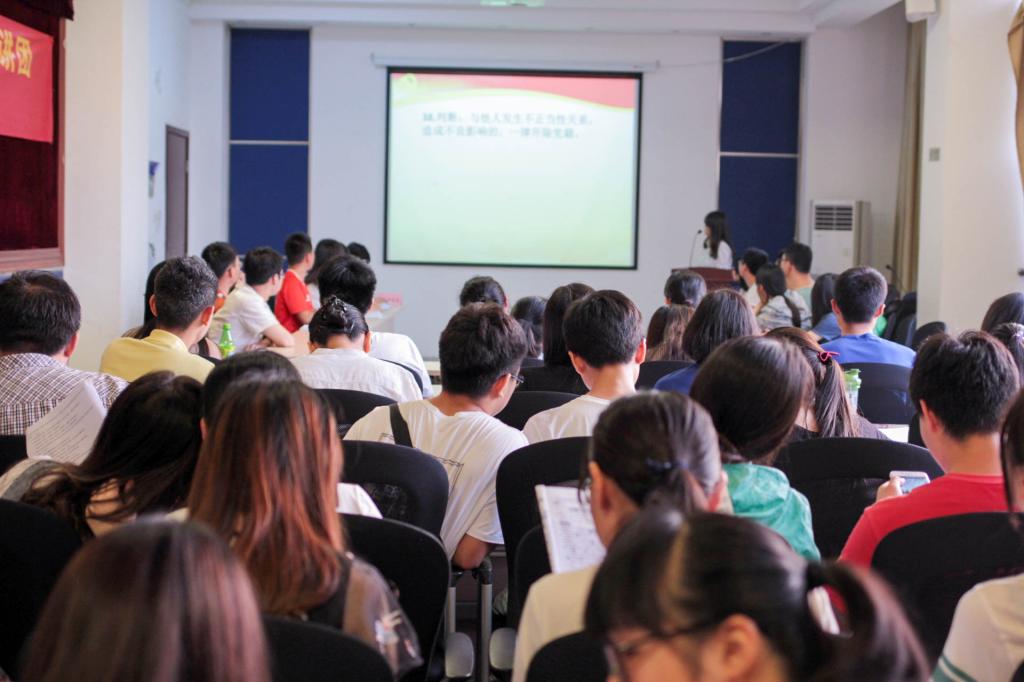  我校举行大学生党员“两学一做”学习教育知识竞赛活动