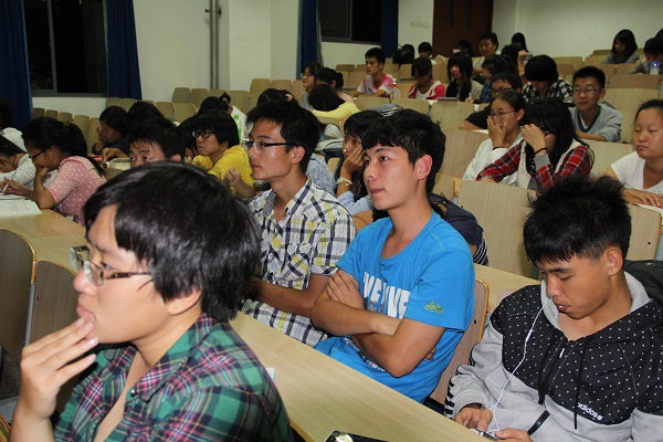 【数媒学院】增进国际交流，培养全球视野——数媒学院2013级新生转型教育系列讲座之三