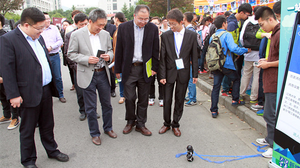 2015年暑期社会实践总结表彰大会暨第十五届“创新江南”大学生科技创新与创意创业文化节开幕式隆重举行