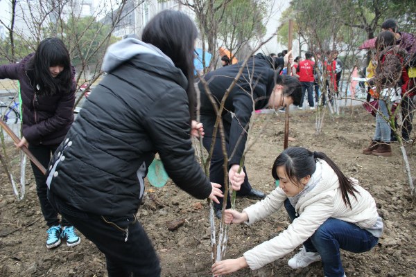 【生工学院】生工学院雨中植树扮靓校园