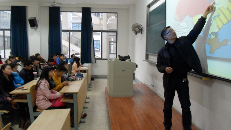 【理学院】拓宽国际视野，紧随时势步伐——校宣传部荀峥老师为理、药学院讲授形势政策课