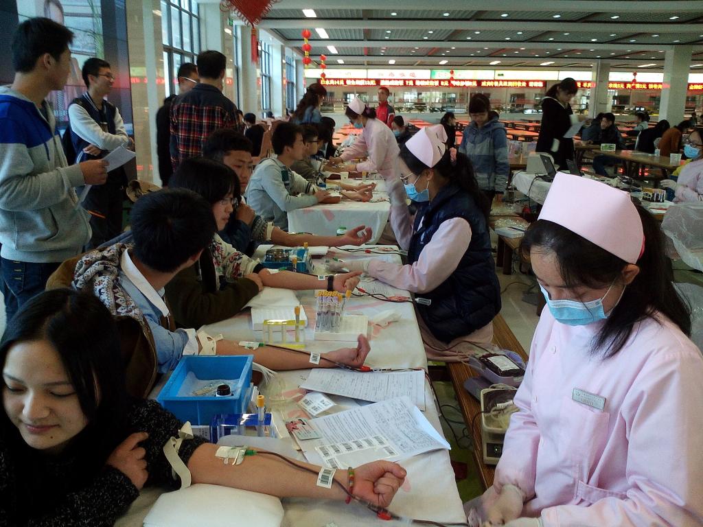 【化工学院】300cc的热血，让校园充满爱——记化工学院2015年爱心献血活动