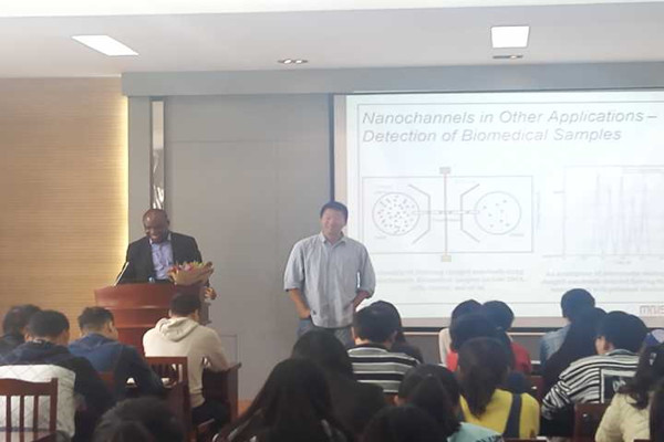 【物联网学院】美国阿肯色大学副教授Uchechukwu Wejinya访问物联网学院并作学术报告