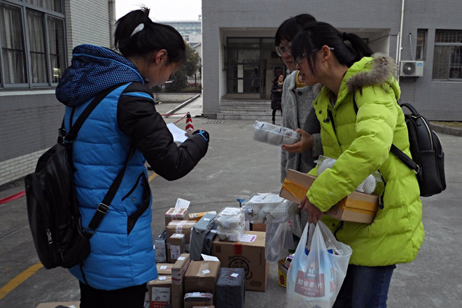 【化工学院】服务江大师生，弘扬助人精神 ——记化工学院校园“免费代取快递”活动