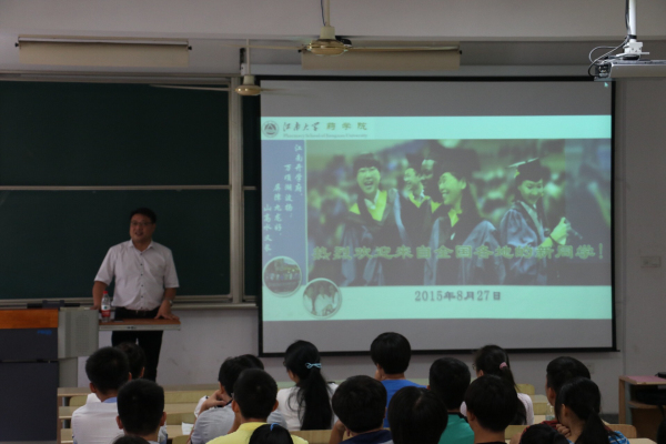 【药学院】专业直通车，广阔制药路——记药学院2015级新生专业教育顺利进行