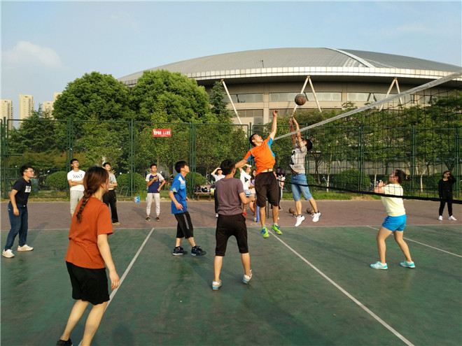 【数媒学院】开门红！数媒院排球队2比0力克生工
