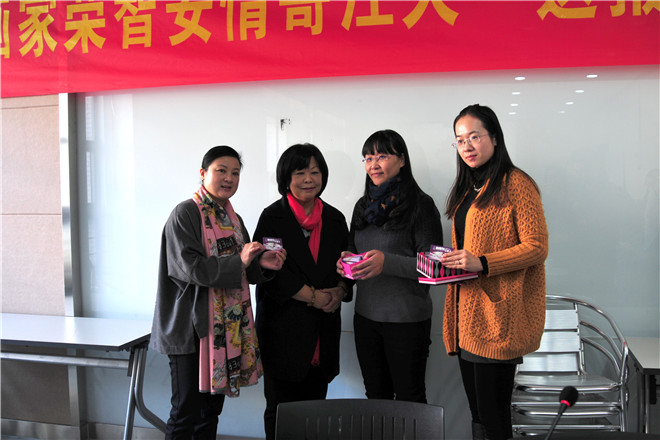 【设计学院】著名画家荣智安情寄江大，送报入校园