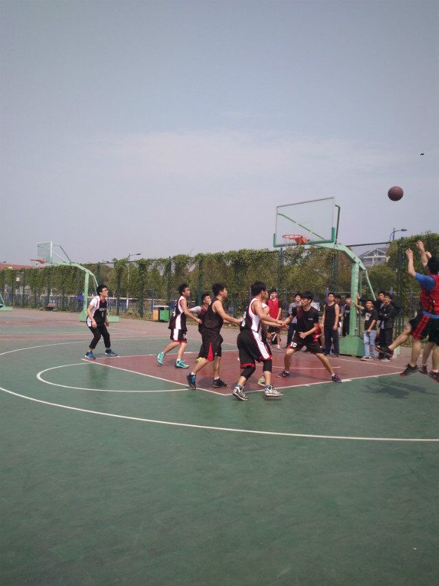 【理学院】篮球友谊赛第一场拉开序幕