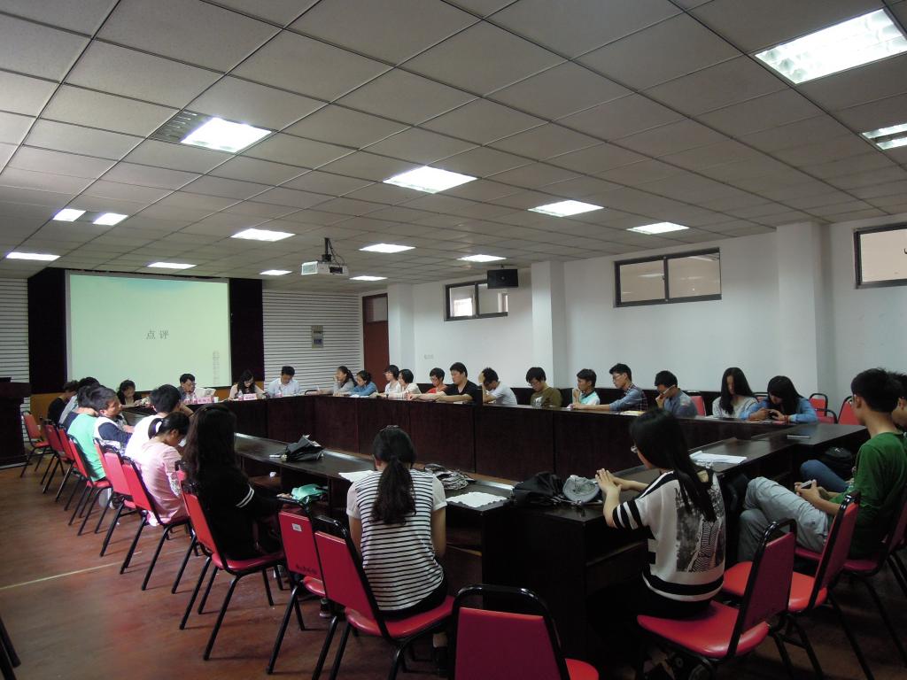【化工学院】碰撞思想，传递书香——记化工学院高分子材料1403班读书分享会 