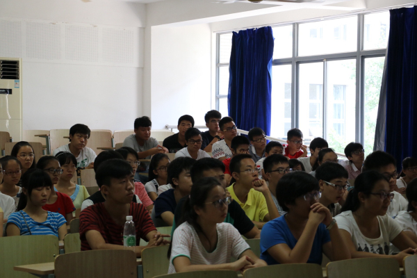 【药学院】专业直通车，广阔制药路——记药学院2015级新生专业教育顺利进行