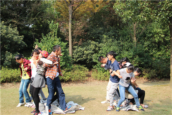 【药学院】团结合作齐素拓，欢声笑语展风采——药学院志愿者素质拓展活动圆满成功