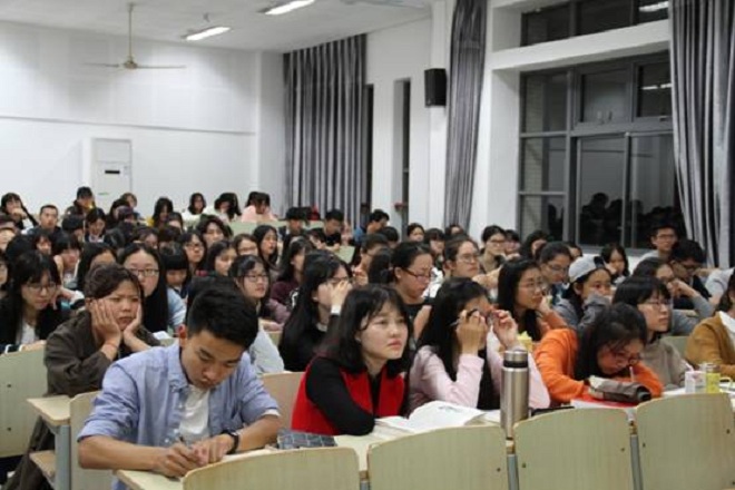 【纺服学院】纺织服装学院新生转型教育系列之优秀学长学姐报告交流会顺利举行