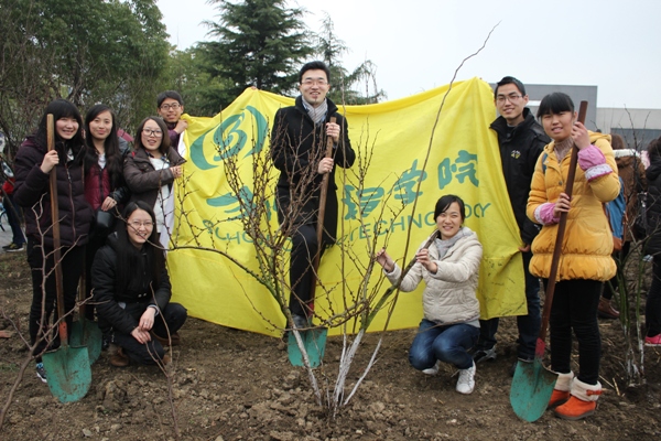 【生工学院】生工学院雨中植树扮靓校园