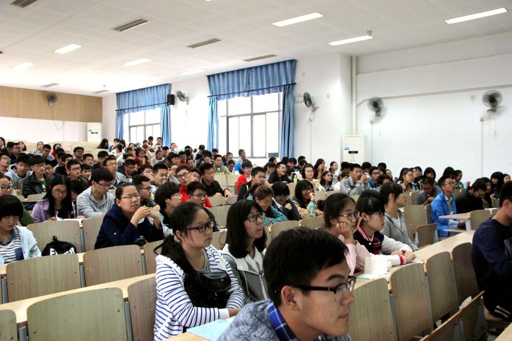 【化工学院】化工学院举行新生转型教育第五讲之国际交流篇
