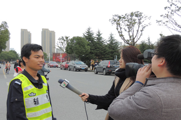 【物联网学院】拒绝危险驾驶，安全文明出行——物联网工程学院与交警支队举办全国交通安全日活动