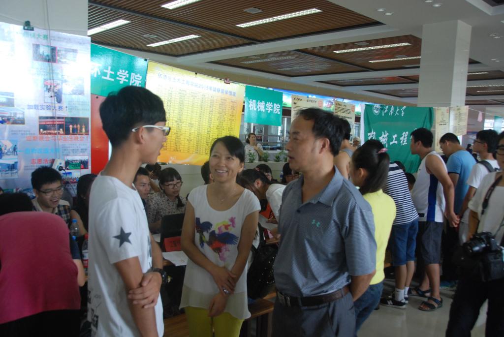 【环土学院】家校共携手，酷暑送温情：关怀致新生——记环土学院2015级新生家长会暨院领导走访慰问活动