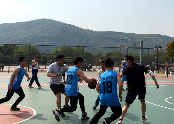 【医学院】师生零距离 赛场男儿风 ——记无锡医学院师生篮球友谊赛 